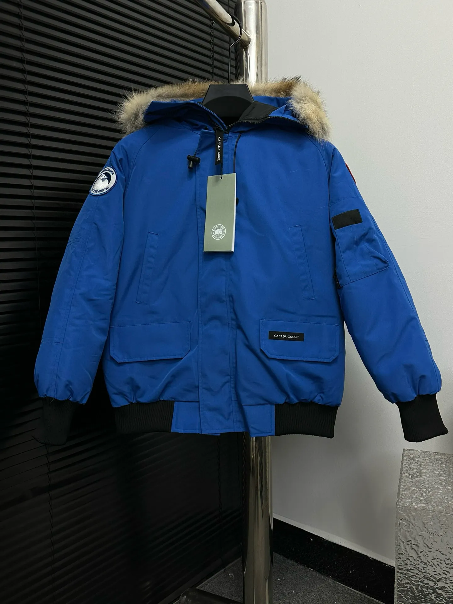 P780 [Canada goose] 01 Exdition Parka Down Jacket for Couples. Genuine original version. You need to compare with the genuine product at any time. All accessories are custom-made from the original factory. 💯The softness and hardness of the fabric is compared with the original one. It can be restored by kneading at will (fabric misunderstanding: fabrics with high hardness are not waterproof. Only those who buy the latest authentic version this year will notice the softness and comfort of the fabric) 💯The down is synchronized with the genuine white duck down, fluffy and not lumpy. Electronically controlled velvet filling machine 💯Customized zippers with genuine YKK military-grade copper core zipper pullers, high hardness and no jamming 💯The fur collar is purchased from Western Canada coyote skin original customization 💯All workmanship and wiring are controlled by workers with more than ten years of service. They must be horizontal and vertical, and are not crooked. The inner wiring density is more sophisticated. Feel free to compare 💯label, collar label, washed label, hangtag, zipper rope, pocket label Back label, collar velvet, Velcro fasteners, cuffs, all details are updated simultaneously with the original product. The best version, the most complete colors, battle all kinds of worldly goods, sizes: XS-XXL